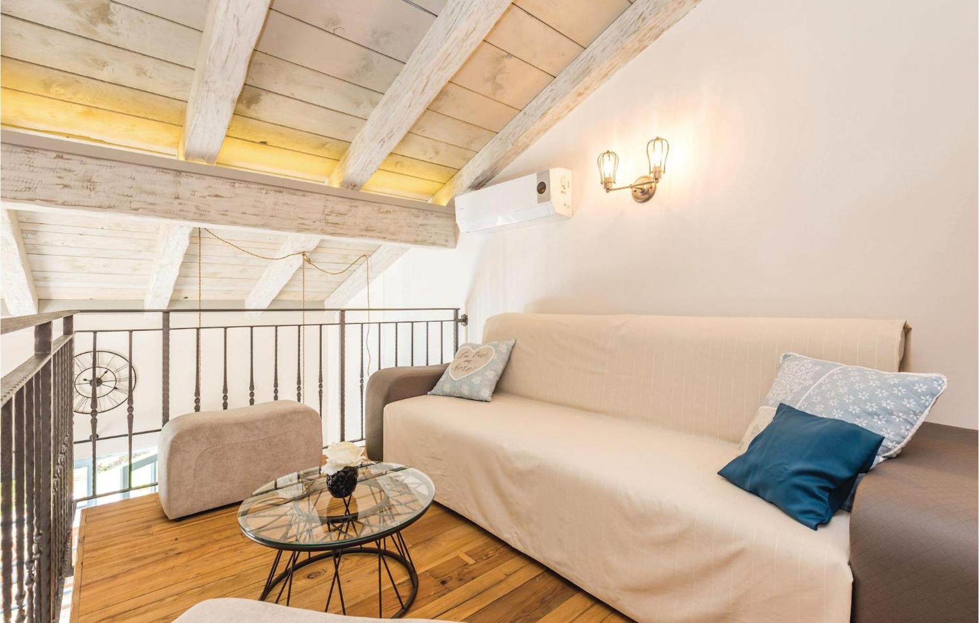 Stunning Home In Jurdani With Wifi Mucici Экстерьер фото