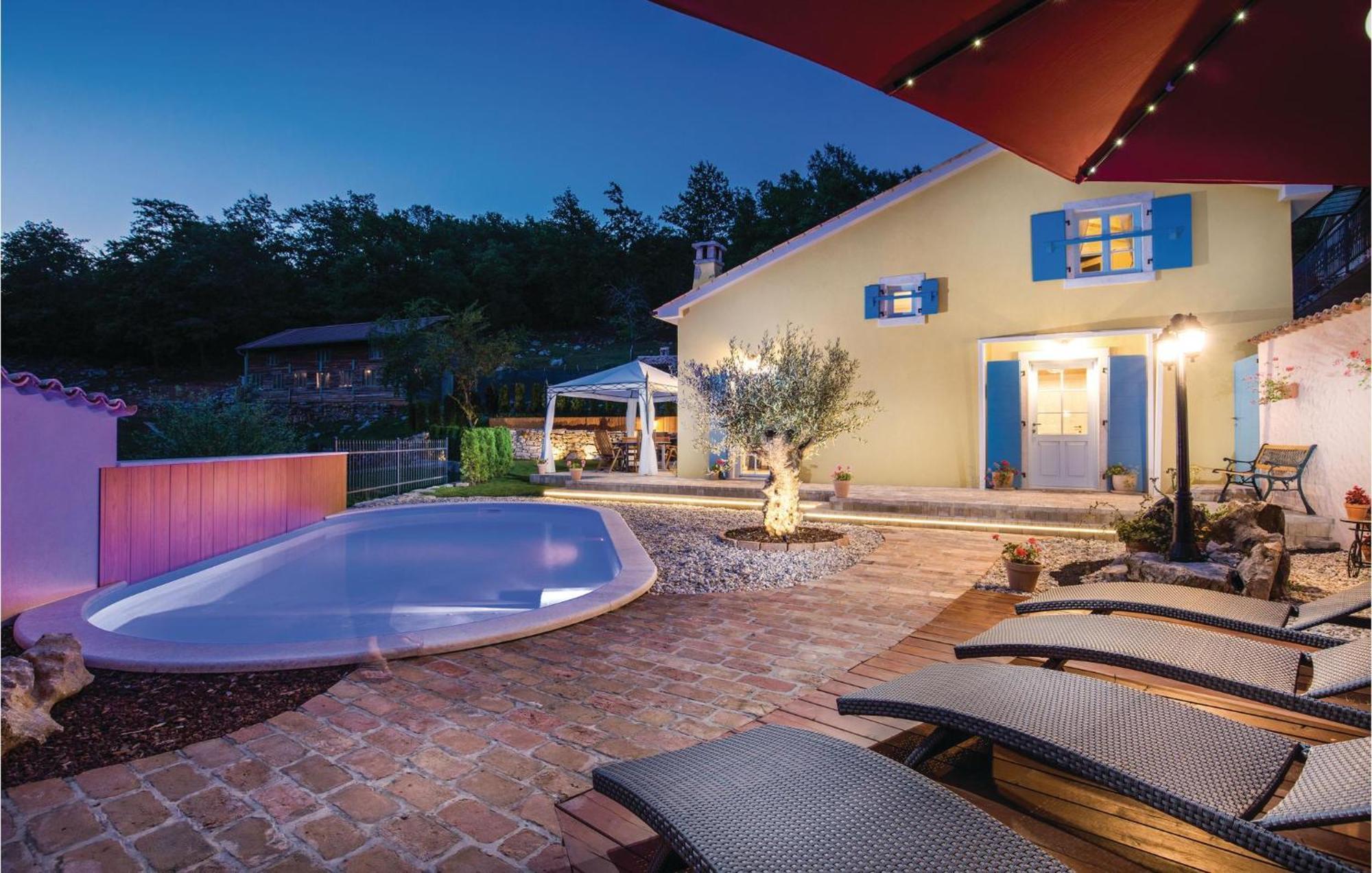 Stunning Home In Jurdani With Wifi Mucici Экстерьер фото