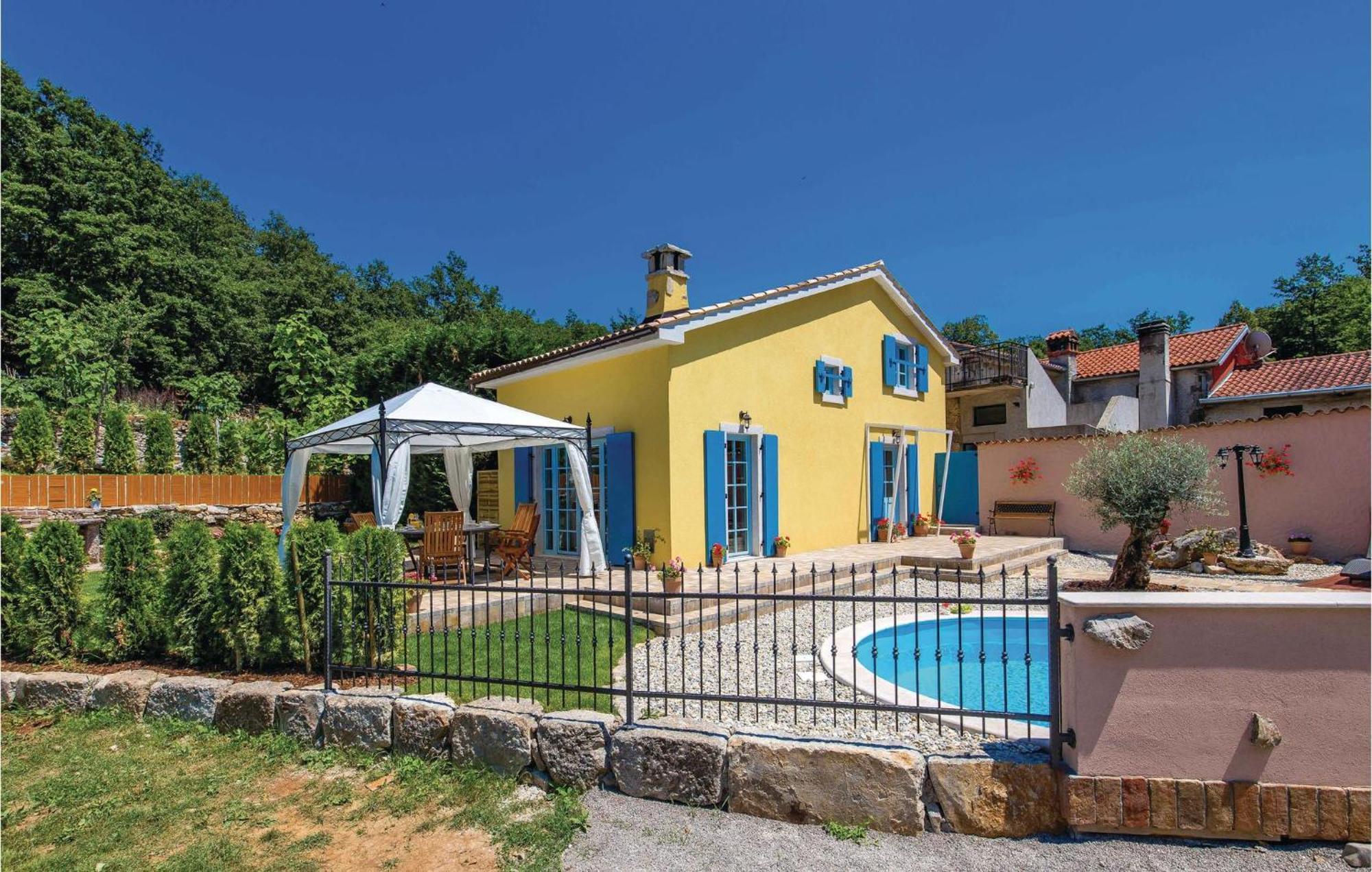 Stunning Home In Jurdani With Wifi Mucici Экстерьер фото