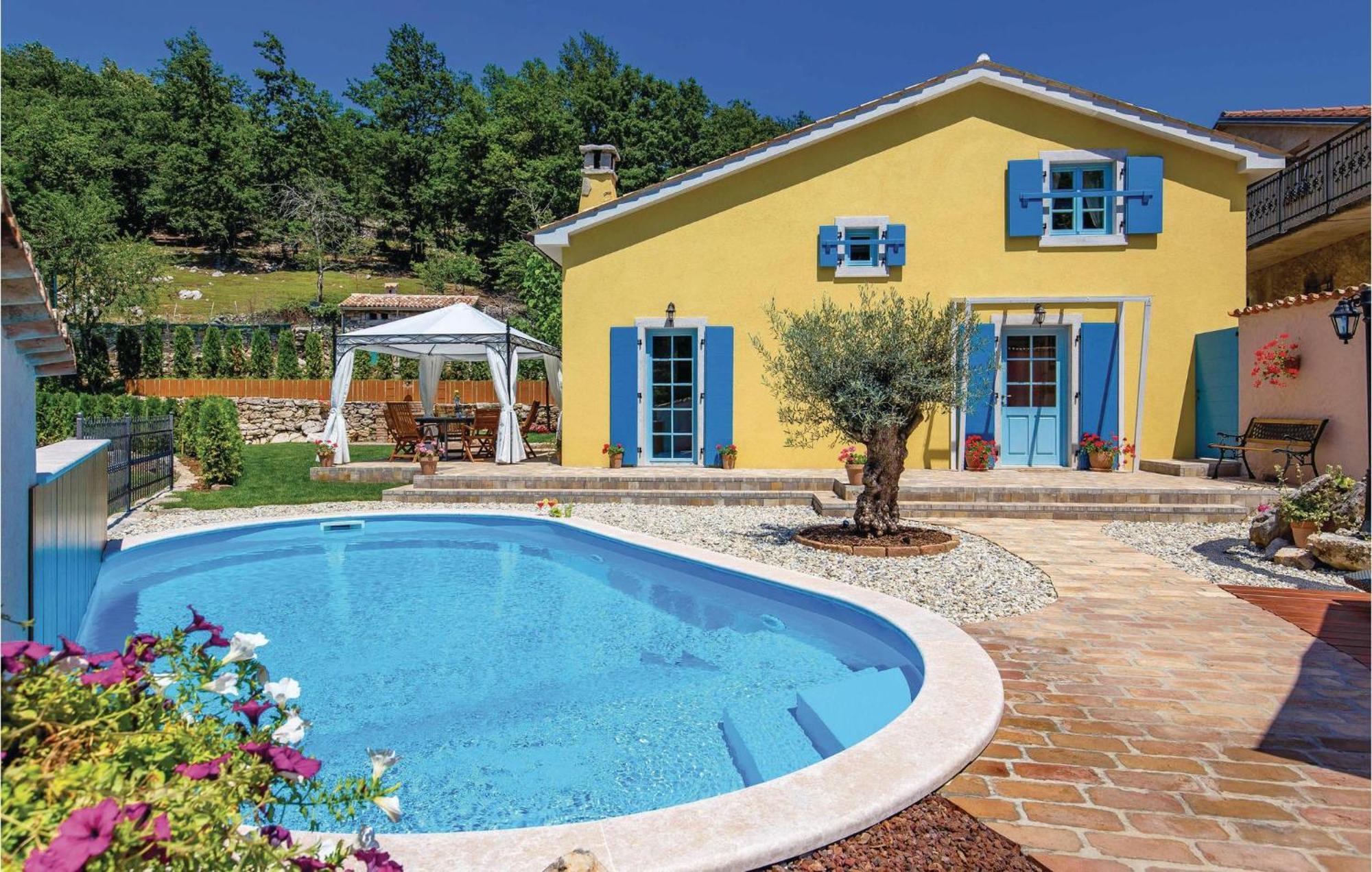 Stunning Home In Jurdani With Wifi Mucici Экстерьер фото